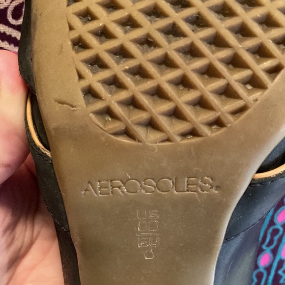 Size 8.5 (I believe) Aerosole Leather Open Toe Pumps w Wooden Heel - Picture 7 of 12